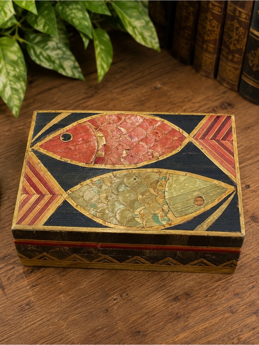 Vintage Handcrafted Straw Marquetry Fish Trinket Jewelry Box Pink Lined